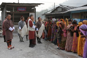 King talking to people 